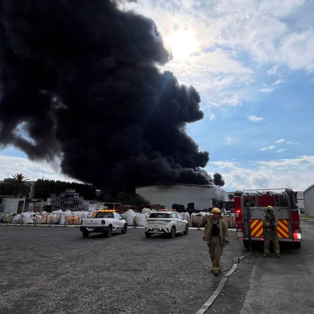 Fuerte Incendio en Almacén de Plásticos